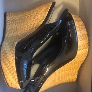 Gucci black patent peep toe wedges size 40